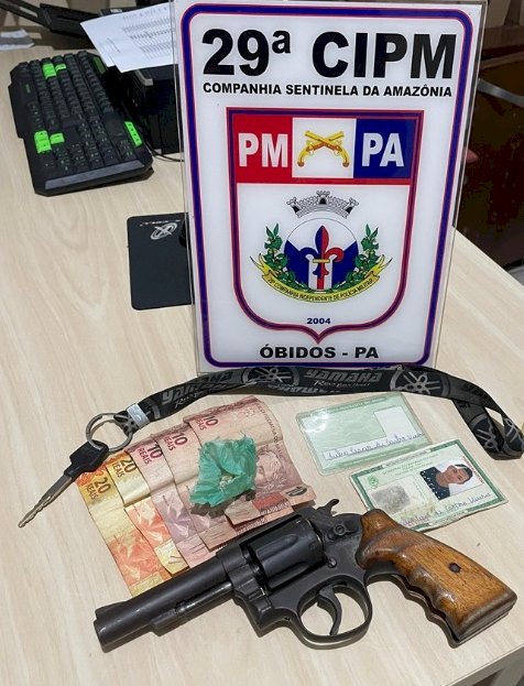 Operação policial em Óbidos resulta na apreensão de drogas, arma de fogo, motocicleta e prisão de suspeito.